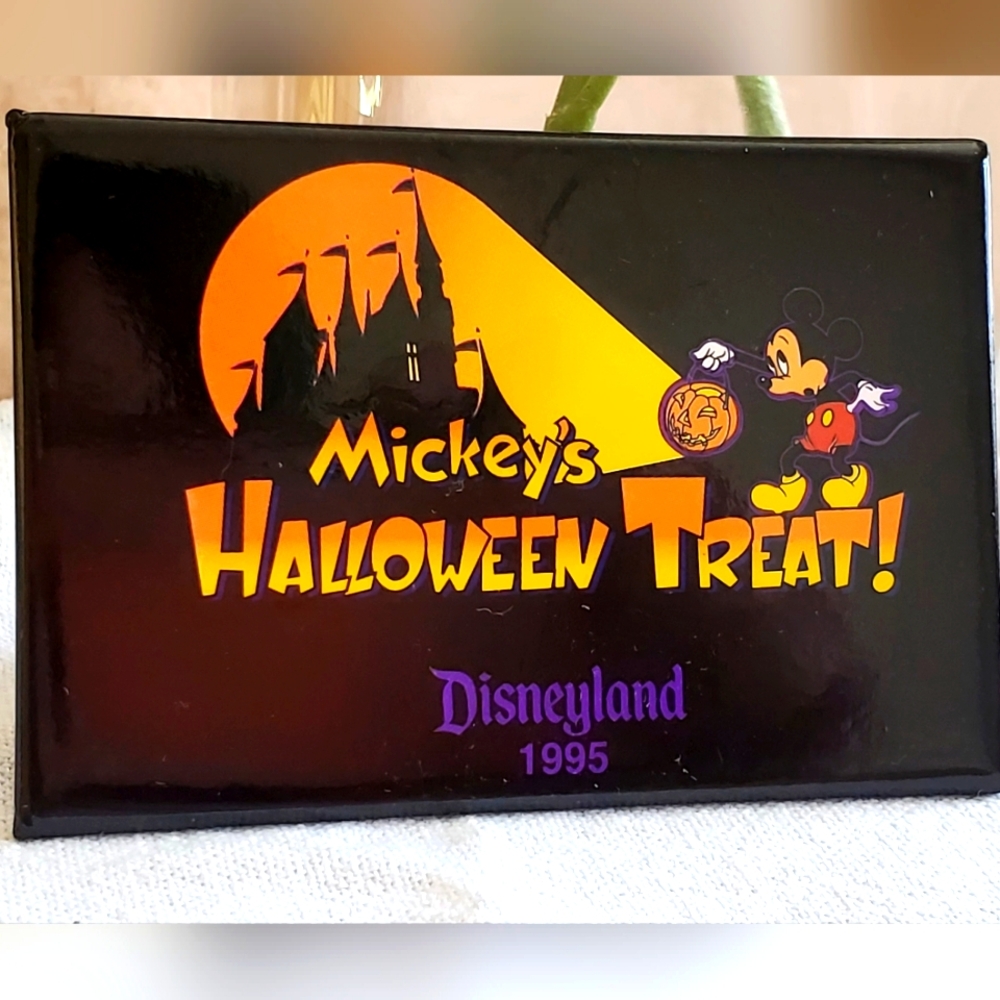 Disneyland Halloween Nostalgia! Mickeys Halloween Treat 1995 button!
